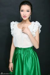 组图：余淼真空上阵拍写真 大胆称不惧走光