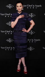 组图：巩俐红裙现身上海 避媒体不谈离婚