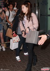 组图：少女时代抵港准备开唱 闪现机场秒杀粉丝