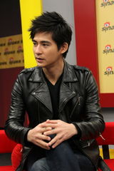 高清组图：周渝民做客聊新片 皮衣短发潇洒帅气