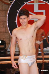 组图：亚洲先生订制水晶泳裤半裸大秀健美肌肉
