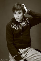 组图：赵义忧郁萌照曝光眼神深邃