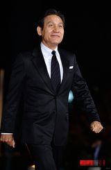 组图：安圣基亮相大钟红毯 亲切展笑容