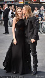 组图：朱莉切乳腺后首现身火辣依旧 与皮特热吻