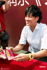 幻灯图：何润东南京签售 阳光硬朗展示独特潮流魅力