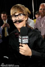 组图：波特曼亮相评论家大奖 贾斯汀比伯扮老