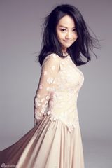 组图：杨蓉优雅写真 裸色长裙清新靓丽