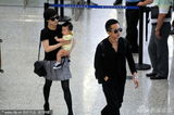 组图：邓超潮装现身机场两手空 孙俪抱儿子紧跟
