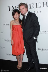 组图：赵薇忙于导演新电影 与林嘉欣分享儿女经