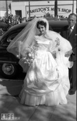 高清组图：伊丽莎白-泰勒绝版照片曝光 16岁如少妇