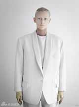 组图：蒂尔达-斯文顿《W》冷面光头变身外星人