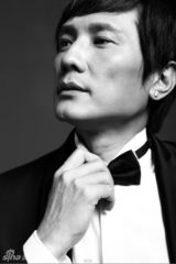 组图：包小柏黑白写真展现成熟男人魅力