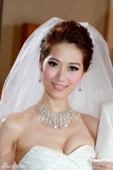 幻灯图：林莉穿婚纱拍广告秀身材 把林志玲当动力