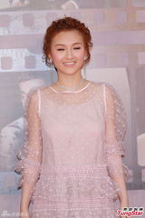 组图：林欣彤粉红薄纱短裙现身金像奖红毯