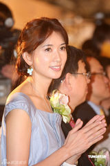 幻灯图：林志玲浅蓝洋装出镜 尽显知性优雅一面