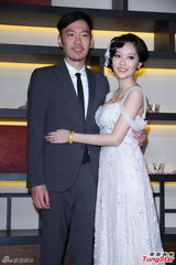 组图：20岁怀孕女星爆乳嫁张菲32岁儿子