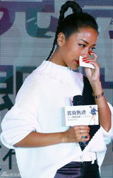 组图：吉克隽逸将开唱被追问恋情 撒娇求放过