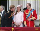 组图：女王携皇室亮相阅兵 凯特王妃大肚优雅
