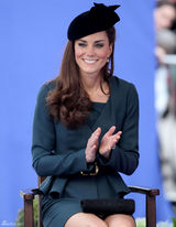 高清图：英国王妃凯特和伊丽莎白女王现身大学