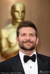 组图：库珀帅气现身奥斯卡红毯 蓄须迷人微笑