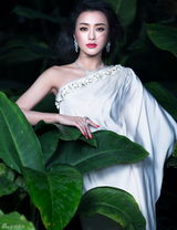 组图：秦岚披洁白婚纱登封面 置身丛林神秘性感