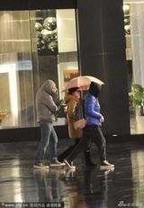 组图：孙俪挺孕肚深夜打伞现身 怕路滑缓慢行走