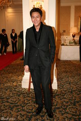 幻灯：薛家燕黄裙优雅亮相婚礼仪式  马德钟显帅气