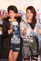 组图：陈嘉桓复工走秀强颜欢笑担心师傅被追杀