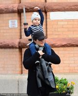 组图：奥兰多让萌子骑大马 小弗林舞剑变小勇士