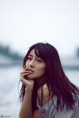 组图：贾青上演慵懒诱惑 尽显性感小女人魅力