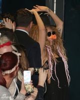 组图：Lady Gaga戴猪鼻上阵 侧身露内衣现纹身