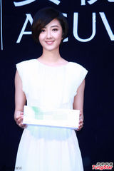 组图：桂纶镁长裙亮相代言优雅文静