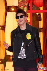 组图：潘玮柏亮相香港签唱会 又唱又跳high翻场