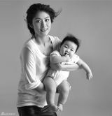 组图：陈慧琳收长子礼物感动 幼子大眼肉脸嘟嘟