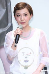 组图：郭采洁新专辑宣传秀美腿裙底险走光