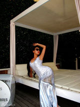 组图：孙敬媛空降法国巴黎 银色紧身长裙秀曲线