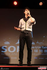 组图：泰剧小生Son自认小王力宏 台湾拥抱粉丝