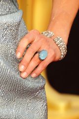 高清组图：劳拉-斯宾塞银色压花礼服尽显熟女味