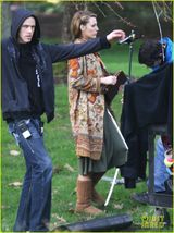 组图：布莱克片场披婚纱吻新郎 老公帅气探班