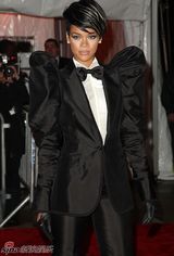 高清组图：蕾哈娜中性装扮抢眼