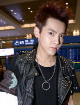 组图：EXO返韩现身机场 Kris抱礼物满载而归