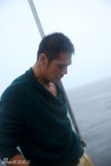 组图：邵兵冷雨大片呈现真我姿态  毛衣湿身天然酷