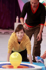 幻灯图：米雪等上节目胸爆气球 暧昧游戏姿势引遐想