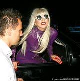 组图：Gaga探身为粉丝签名 大送飞吻很贴心