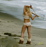 幻灯图：林赛-罗韩轻薄内衣出镜 秀发乱飞似原始人