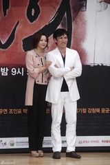 高清组图：李敏镐金喜善等出席《信义》发布会