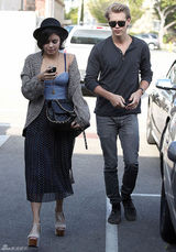 高清组图：凡妮莎-哈金斯街拍牛仔拼接裙搭黑帽