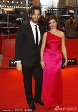 组图：竞赛片《圣殿》首映 女星斜肩粉裙优雅亮相