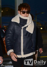 组图：Rain赴日开唱 黑超遮面棉服包裹严实