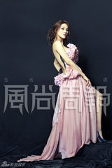 组图：张馨予封面大片与水共舞 不做撒娇女王